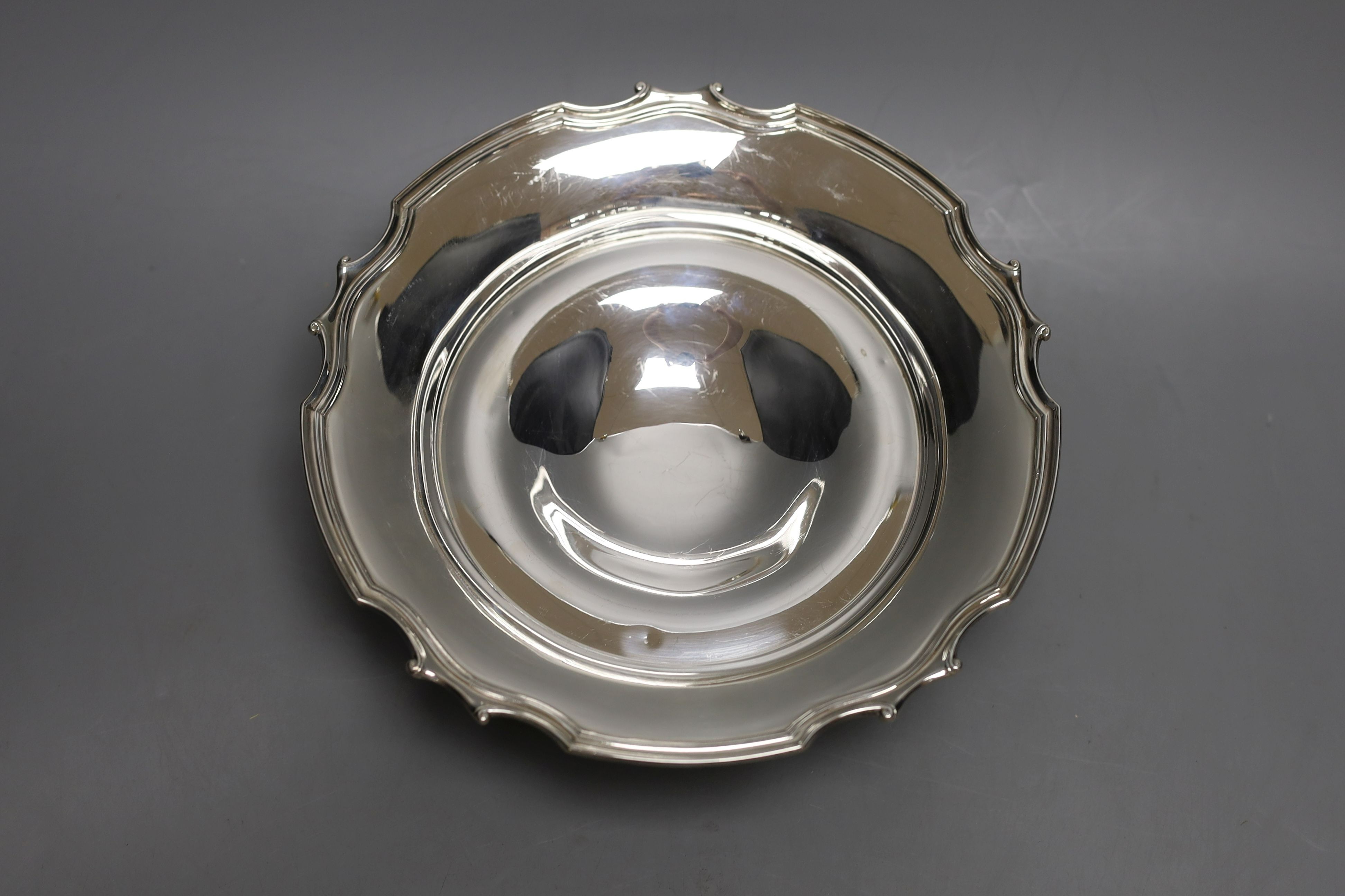 A modern silver pedestal dish, Frank Cobb & Co, Sheffield, 1982, diameter 24.3cm, 15oz.